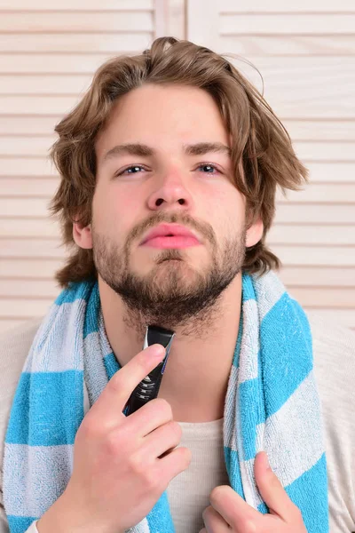 Tipo barbudo con toalla azul rayado sobre fondo de textura clara — Foto de Stock