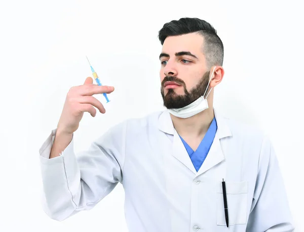 Homem com rosto sério em vestido de hospital e máscara cirúrgica — Fotografia de Stock