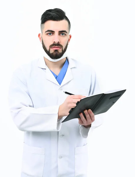 Uomo con volto concentrato in cappotto bianco e maschera chirurgica — Foto Stock