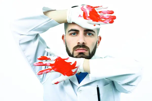 Χειρουργική και θεραπεία έννοια. Άνδρας με γενειάδα με ιατρική στολή — Φωτογραφία Αρχείου