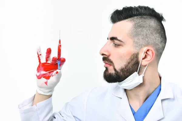 在医护人员制服的留胡子的人持有注射器 — 图库照片