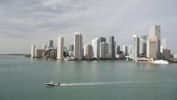 Arranha-céus de Miami com barco navegando ao lado do centro da cidade — Vídeo de Stock