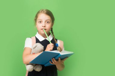 Okul üniforması üzerinde yeşil arka plan izole evlat