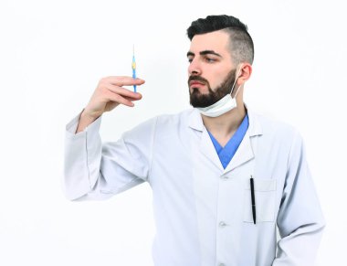 Sakallı doktor şırınga tutuyor. İlaç ve iyileşme fikri