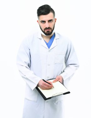 Tedavi ve ambulans hizmetleri kavramı. Adam ciddi bir yüz ile