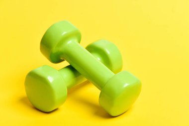Yeşil hafif plastik dumbbells hafif eğitim için çifti