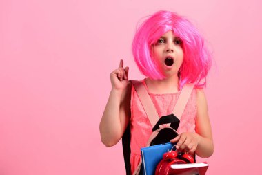 Kız sırt çantası takıyor: okula dönüş konsepti