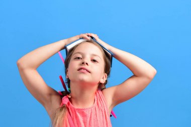 Elleri ile kafasına açık kitap kız havaya