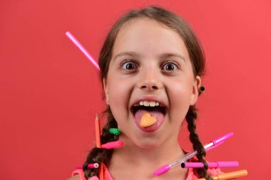 Okul konseptine geri dönelim. Pembe elbiseli, örgülü çocuk.