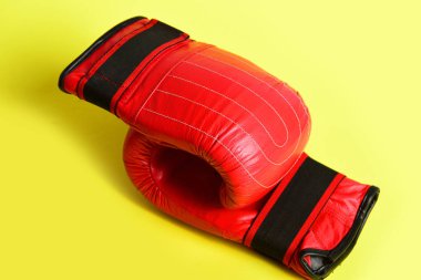 Çift birbirlerine tutan boks için kırmızı eldivenler