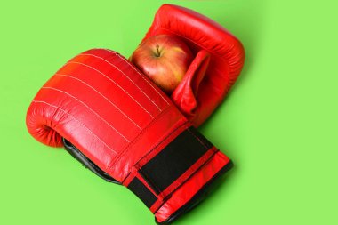 Deri boks spor sulu Kırmızı elma ile çifti
