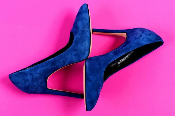Zapatos en color azul oscuro. Concepto de elegancia y moda —  Fotos de Stock