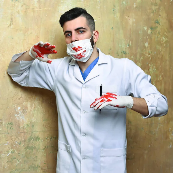 Bej arka planda laboratuvar önlüklü bir adam.