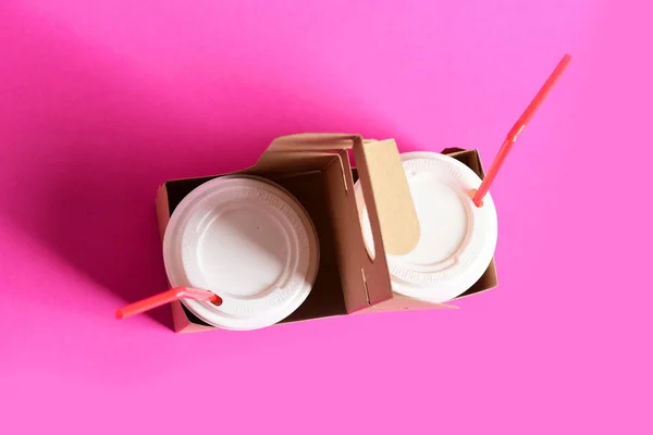 Tazas para bebidas calientes hechas de cartón con tapas de plástico — Foto de Stock