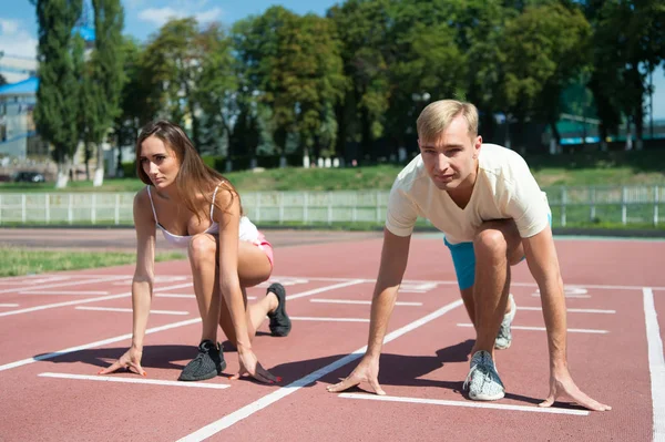 Allenamento e salute, sport coppia inizio gara corsa — Foto Stock