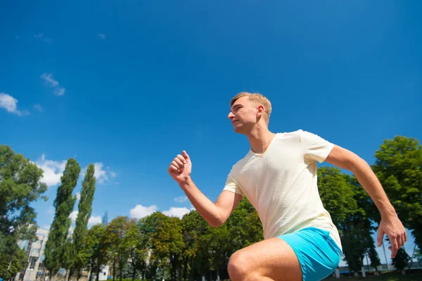 Hombre corriendo en pista de arena . — Foto de Stock