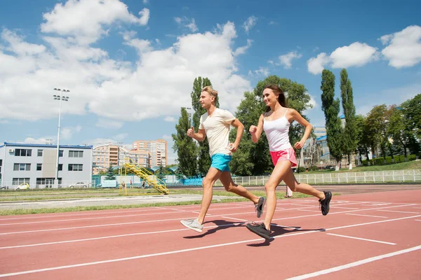 Arena yolda çalışan çift.