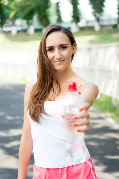 Wanita minum air dari botol . — Stok Foto