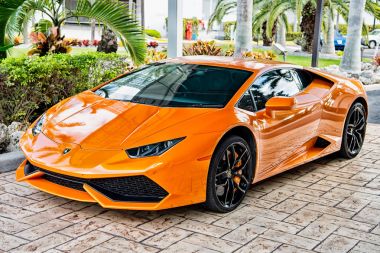 Supercar Lamborghini Aventador turuncu