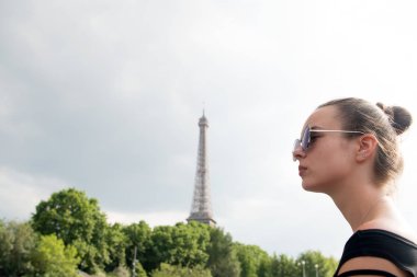 Paris, Fransa 'da Eyfel Kulesi' ne bakan bir kız
