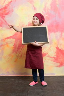 Şef çocuk önlük renkli arka plan üzerinde.