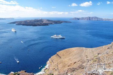Panoramik eski liman ve Akdeniz'de Santorini.