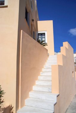 Santorini, Yunanistan'ın binasında geleneksel beyaz merdiven