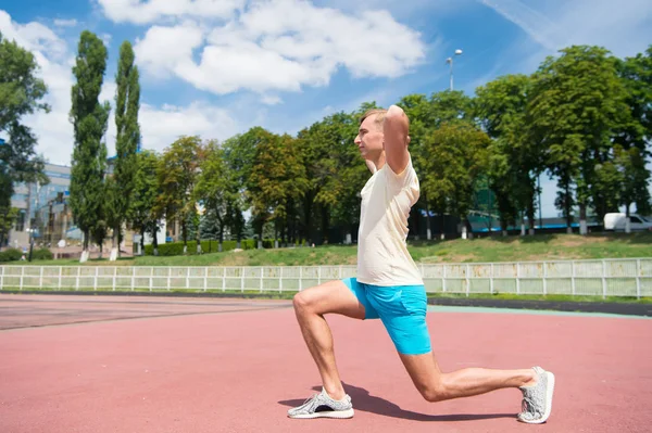 Ejercicio de hombre y estiramiento soleado al aire libre — Foto de Stock