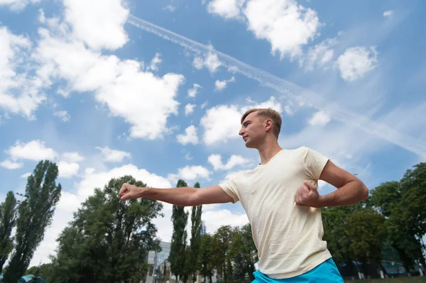 Allenamento di uomo punzonatura sole all'aperto — Foto Stock