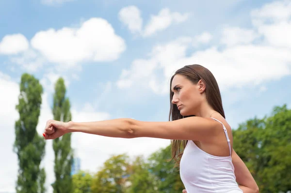 Donna punzonatura a allenamento sole all'aperto — Foto Stock