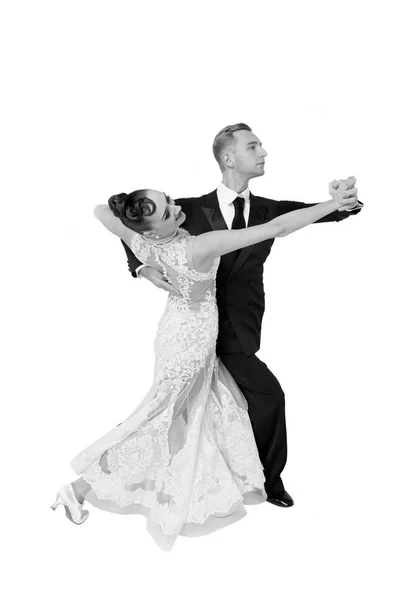 Ballrom casal de dança em uma pose de dança isolado em bachground branco — Fotografia de Stock