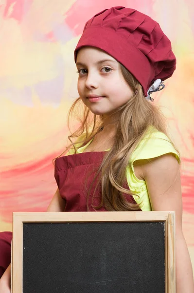 Şef çocuk önlük renkli arka plan üzerinde.