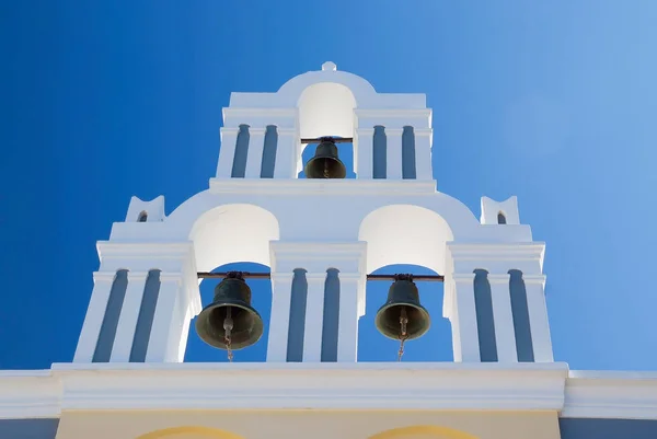 Campanario de una pequeña iglesia en Oia, isla de Santorini, Grecia —  Fotos de Stock