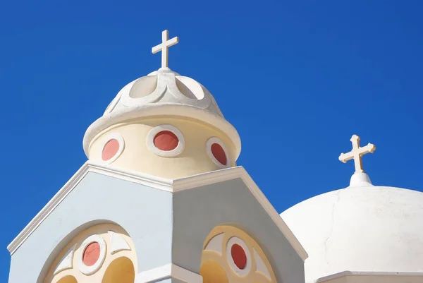 Isla de Santorini, Grecia, campanario de una iglesia al atardecer —  Fotos de Stock