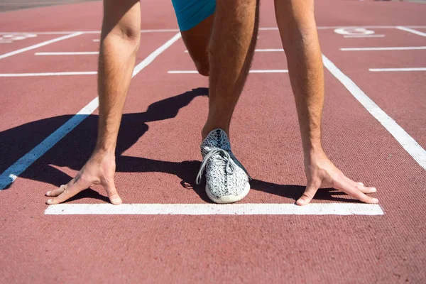 Leg of man man start competition running at arena track — Stock Photo, Image