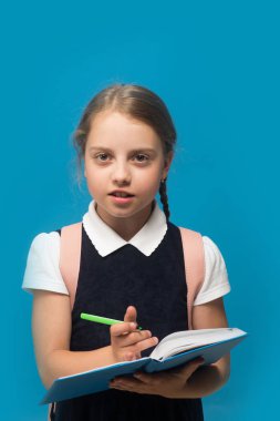 Çalış ve okul konseptine dön. Okul üniformalı çocuk.