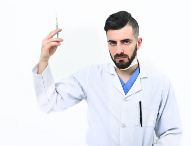 İlaç ve iyileşme fikri. Sakallı doktor şırınga tutuyor.