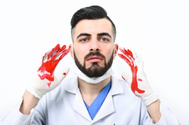 Kendine güveni olan doktor beyaz arka planda izole edildi