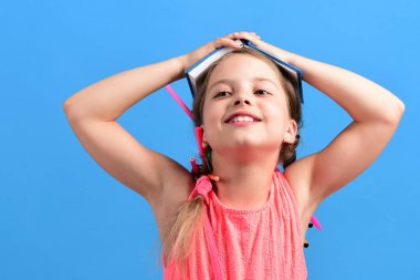 Öğrenci örgüler ve onlara kalem ile pembe elbiseli