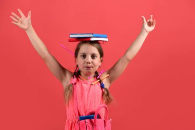 Okul konseptine geri dönelim. Komik suratlı liseli kız