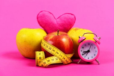 Elma farklı renk sarı esnek cetvel ile sarılmış