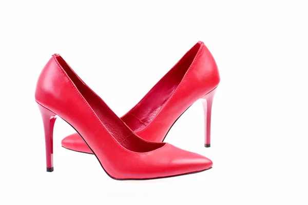 Червоні туфлі на високих каблуках ізольовані на білому тлі — стокове фото