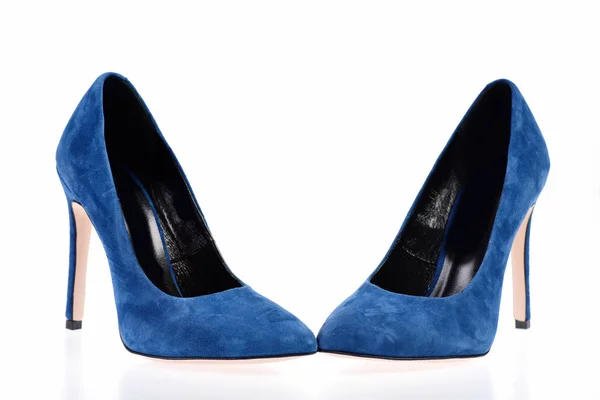 Zapatos azules de lujo para mujeres aisladas sobre fondo blanco —  Fotos de Stock