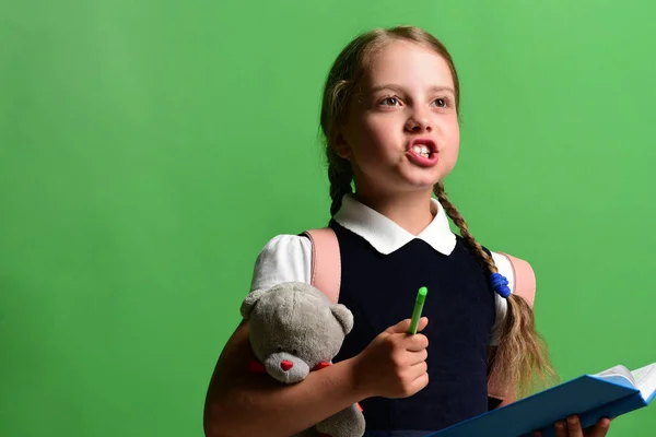 Étudiant en uniforme scolaire avec tresses et sac à dos rose — Photo