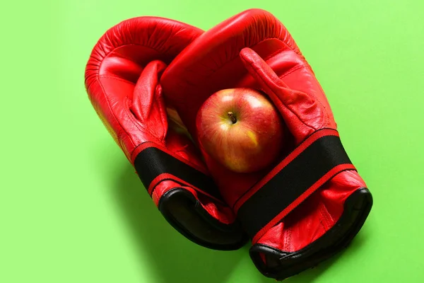 Par de ropa deportiva de boxeo de cuero con jugosa manzana roja —  Fotos de Stock