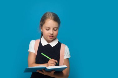 Öğrenci marker ile kitapta yazıyor. Geri okul kavramı