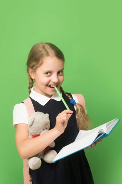 Gözbebeğinde mavi defter, işaret ve oyuncak ayı var. Konsept çalış