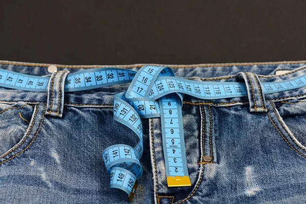 Dragkedja med jeans och blå åtgärd tejp — Stockfoto