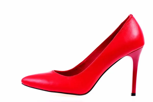 Формальне червоне шкіряне взуття з високим каблуком, вид збоку — стокове фото