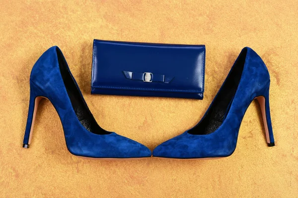 Calzature formali e pochette in colore blu. Scarpe con tacco alto — Foto Stock